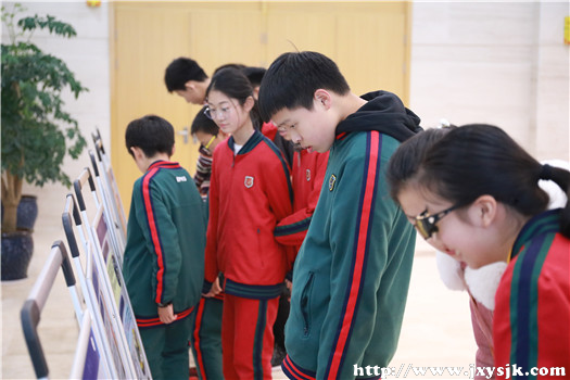 学生看2_副本.jpg