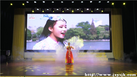 张雨佳《爷爷的初心我的梦》_Moment_副本.jpg