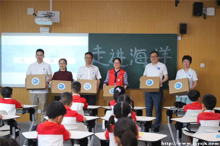 6+“海洋之美”项目组向学校和学生捐赠送公益大礼包.jpg